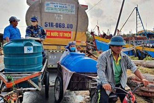 Vận chuyển nước cho người dân vùng hạn, mặn Đồng bằng sông Cửu Long