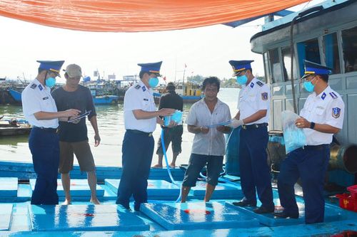 Cảnh sát biển đồng hành với người dân phòng chống dịch Covid-19