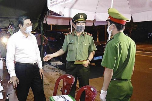 Bộ trưởng Bộ Công an chỉ đạo 'đi từng ngõ, gõ từng nhà' để kiểm soát, ngăn chặn dịch