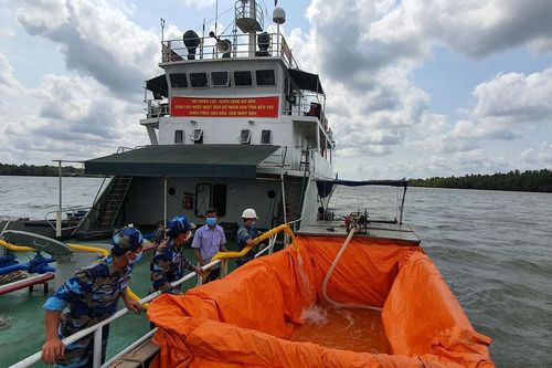 Tàu hải quân đưa hàng triệu lít nước ngọt đến vùng hạn mặn