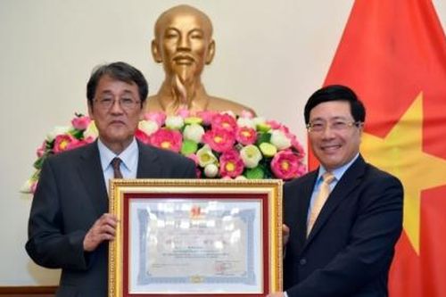 Trao Huân chương Hữu nghị cho Đại sứ đặc mệnh toàn quyền Nhật Bản tại Việt Nam