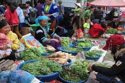 Rực rỡ sắc màu văn hóa ở phiên chợ Dào San