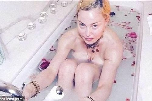 'Nữ hoàng nhạc pop' Madonna khỏa thân tuổi 62, bàn về Covid-19 trong bồn tắm