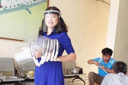Giáo viên Trường THPT Kỳ Anh sáng chế kính che mặt ngừa COVID-19