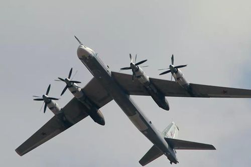 Tiêm kích F-2 của Nhật Bản hộ tống máy bay ném bom Tu-95 của Nga