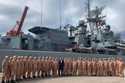 Tàu hộ vệ tên lửa Nga theo sát tàu chiến NATO ở Biển Đen