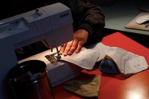 Hình ảnh dân Mỹ lấy máy khâu làm vũ khí chống Covid-19