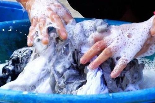 Virus corona có thể tồn tại bao lâu trên quần áo?