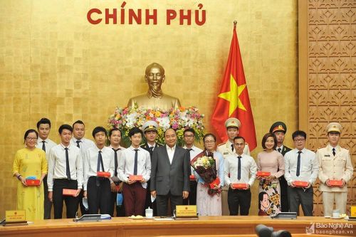 Thanh niên Nghệ An nhận Bằng khen của Thủ tướng tại Lễ tuyên dương 10 gương mặt trẻ Việt Nam