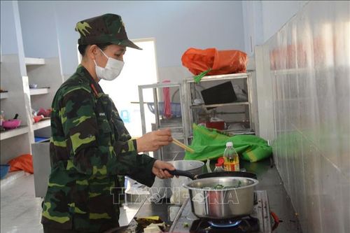 Cận cảnh việc chuẩn bị bữa cơm trưa bên trong khu cách ly