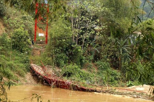 Dông, sét, mưa đá làm 1 người chết, 1.680 ngôi nhà bị hư hỏng