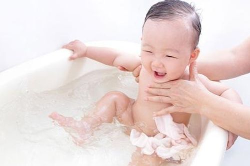 Chớ dại mà tắm cho con vào thời điểm này kẻo mẹ sẽ hối hận cả đời