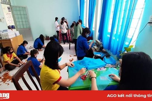 Thêm 2.000 khẩu trang vải được may tặng người nghèo TT. Núi Sập