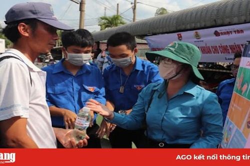 Công đoàn cơ sở Tỉnh đoàn An Giang tặng nước rửa tay cho công nhân lao động