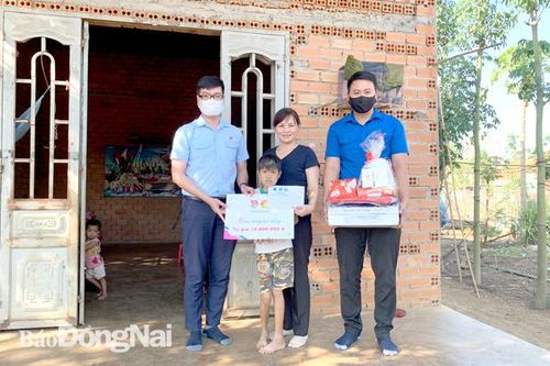 Thăm và tặng tiền hỗ trợ cho 3 học sinh bị bệnh hiểm nghèo