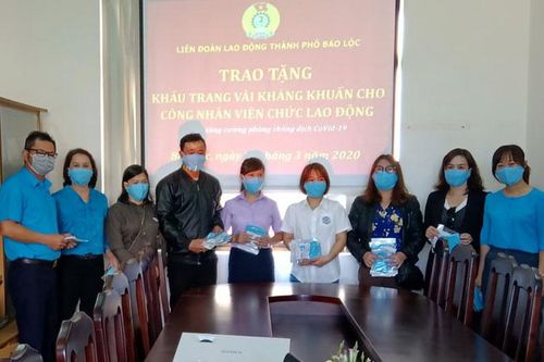 Liên đoàn Lao động TP Bảo Lộc cấp phát hơn 1.600 khẩu trang kháng khuẩn phòng, chống dịch bệnh Covid-19