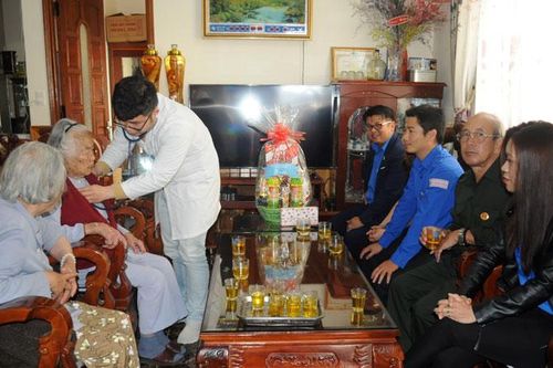 Khám bệnh, phát thuốc cho các Mẹ Việt Nam Anh hùng và cựu thanh niên xung phong