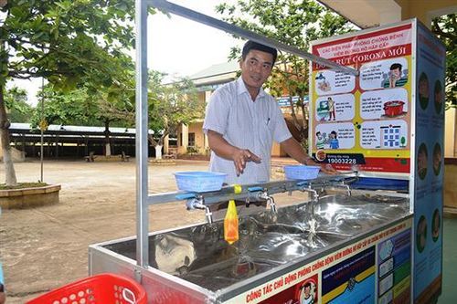 'Xe rửa tay di động' của thầy giáo Hoàng Văn Ba