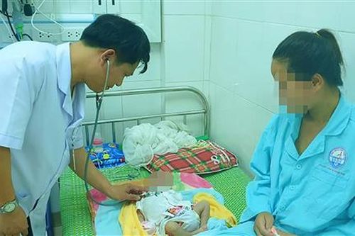 Xóa bỏ hủ tục lấy tro bếp bôi vào rốn trẻ sơ sinh