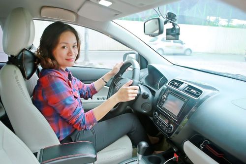 Kinh nghiệm lái xe ô tô an toàn cho phái đẹp