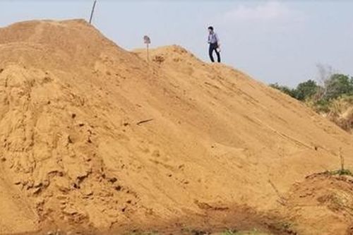 Bãi tập kết cát trái phép 'khủng' ở khu vực biên giới