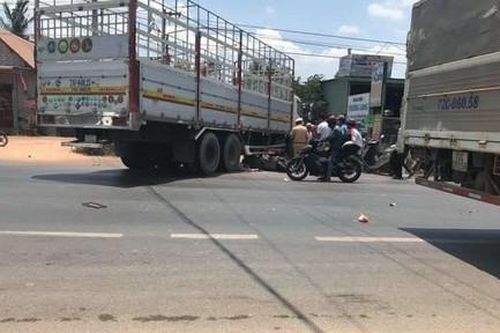 Xe tải lùi cuốn xe máy vào gầm, một người tử vong