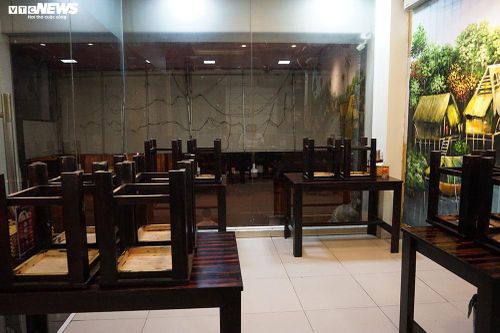 Hàng quán ở Hà Nội dọn dẹp chuẩn bị đóng cửa trong 10 ngày tới