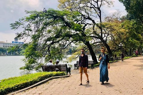 Du khách vui vẻ đeo khẩu trang dạo phố vắng Hà Nội