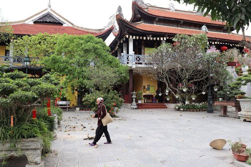 Đã thưa vắng người dân đến các nơi thờ tự