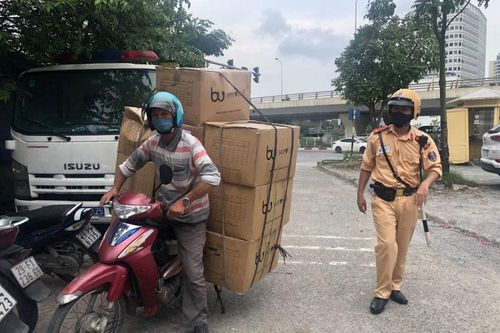 Dùng xe máy chở hơn 10.000 khẩu trang không giấy tờ