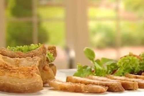 Chỉ cần bột chiên gà, mẹ vụng và bận nhất cũng có thể chế biến món thịt ba chỉ chiên cực thơm giòn