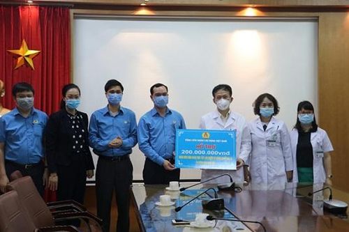 TLĐLĐVN trao hỗ trợ cho đoàn viên, người lao động Bệnh viện Bạch Mai