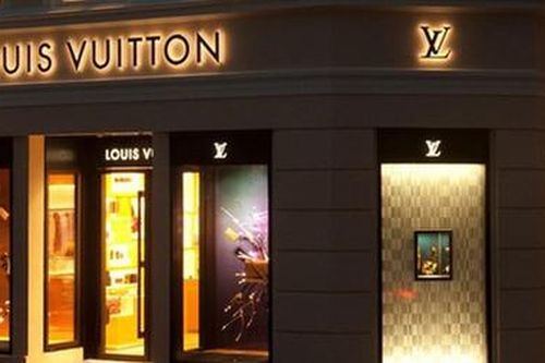 Louis Vuitton sản xuất gel sát khuẩn miễn phí