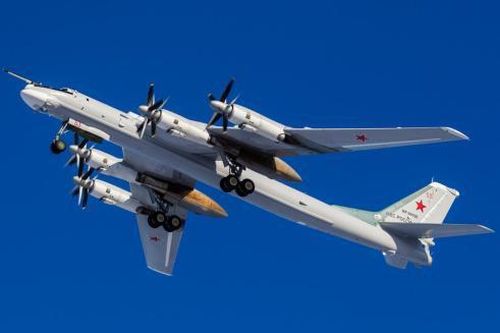 Tiêm kích F-2 Nhật Bản 'tháp tùng' máy bay ném bom Tu-95 Nga.