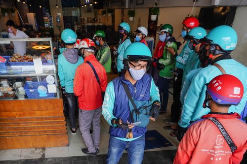 Ngừng bán tại chỗ, quán ăn đổ xô giao thức ăn miễn phí