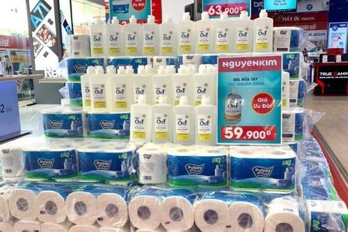 Siêu thị điện máy bán mì gói, nước rửa tay giữa dịch Covid-19