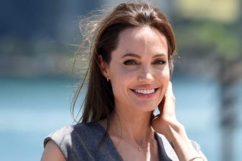 Angelina Jolie ủng hộ 1 triệu USD để giúp đỡ học sinh nội trú
