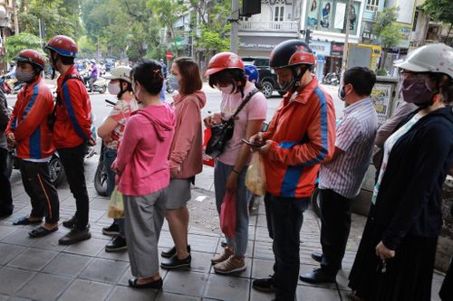 Xếp hàng dài tràn ra đường mua bánh trôi, bánh chay dù đang dịch