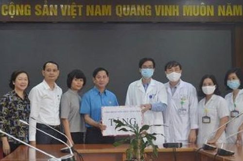 Tặng quà 2 bệnh viện đang điều trị cách ly bệnh nhân F1