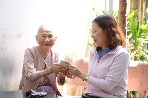 Cụ bà 91 tuổi dùng tiền tiết kiệm ủng hộ phòng chống COVID-19