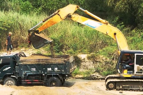 Buộc giải trình vụ xã tự ý cho doanh nghiệp khai thác cát