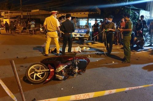 Hai bé gái đi xe máy va xe ba gác, 1 người tử vong