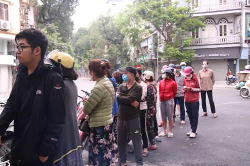 Người Hà Nội xếp hàng mua bánh trôi, bánh chay từ 5 giờ sáng