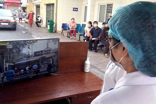 Bệnh viện đầu tiên ở Sài Gòn sắm máy kiểm tra thân nhiệt từ cổng