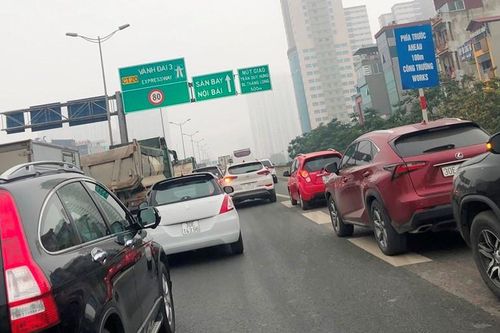 Giảm tốc độ đường trên cao xuống 50km/h để thi công khe co giãn