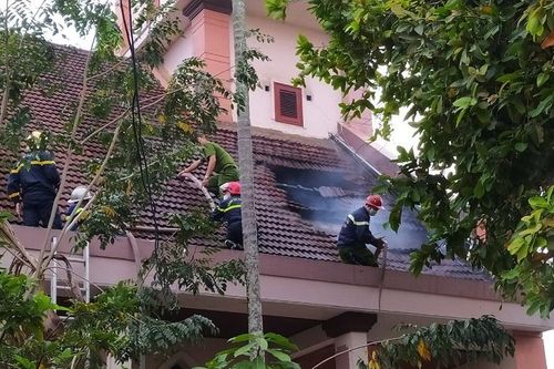 Đang sửa chữa, nhà thờ ở Đà Nẵng bốc cháy nghi ngút