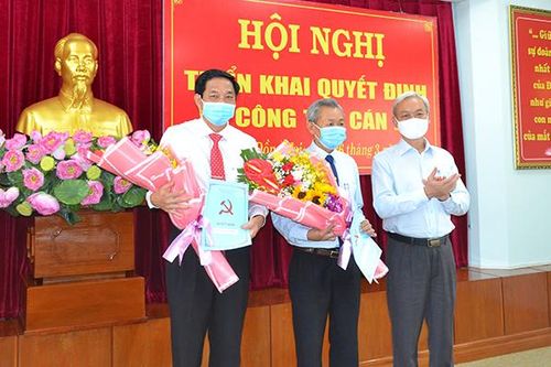 Triển khai các quyết định về công tác cán bộ