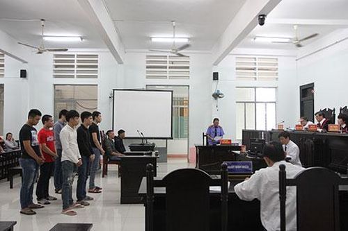 Đi hát karaoke, lại chém người