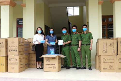 Công an tỉnh bàn giao khẩu trang cho các cơ quan y tế
