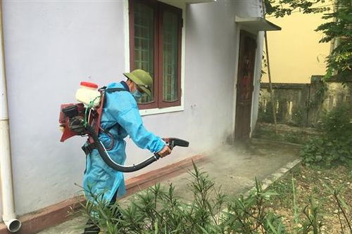 Làm mặt nạ chắn giọt bắn để phòng, chống lây nhiễm COVID-19